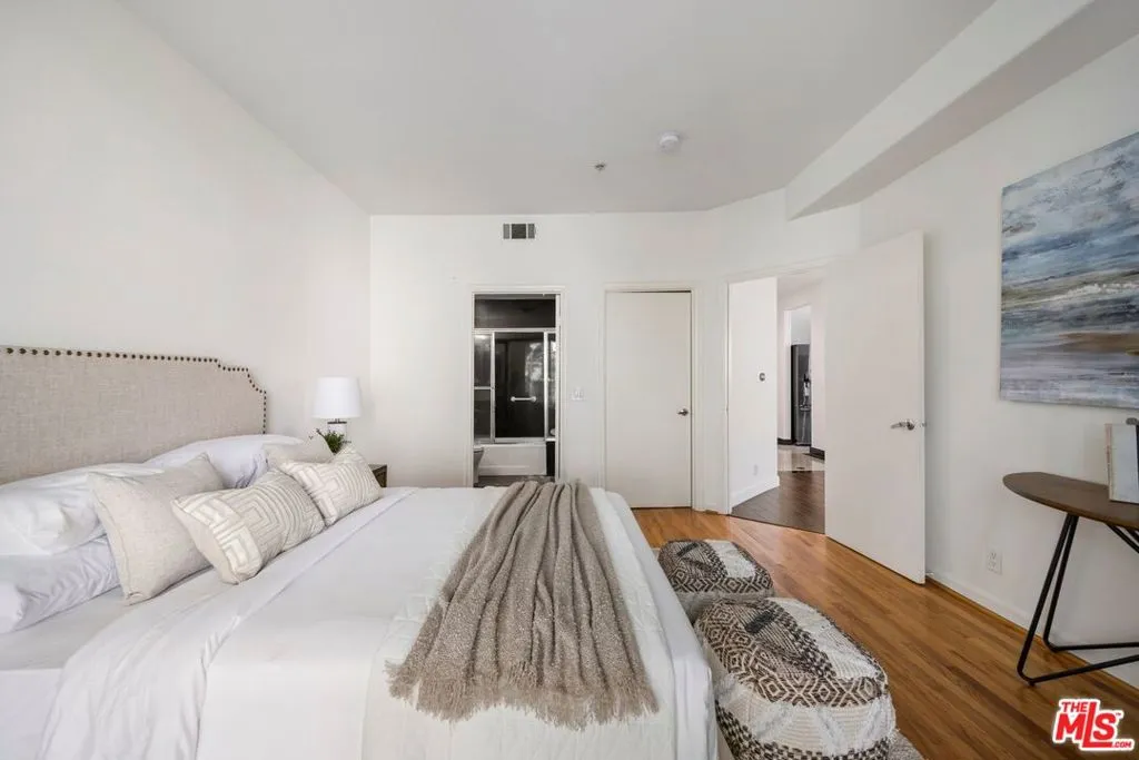 Beverly Hills, California 90211, United States, 2 Bedrooms Bedrooms, ,3 BathroomsBathrooms,Residential,Active,98607