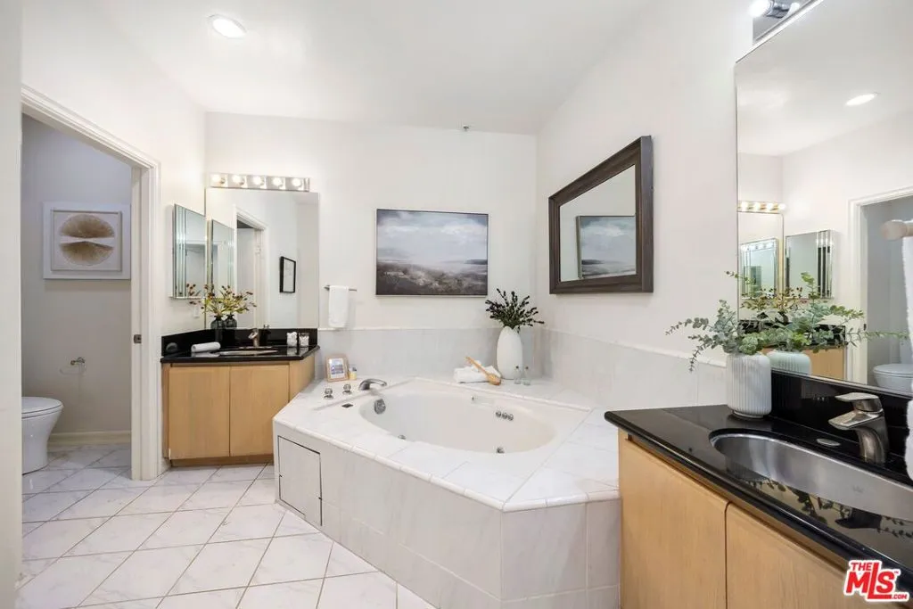 Beverly Hills, California 90211, United States, 2 Bedrooms Bedrooms, ,3 BathroomsBathrooms,Residential,Active,98607