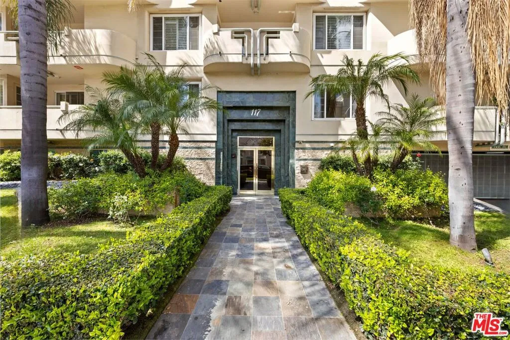 Beverly Hills, California 90211, United States, 2 Bedrooms Bedrooms, ,3 BathroomsBathrooms,Residential,Active,98607