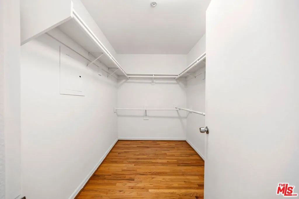 Beverly Hills, California 90211, United States, 2 Bedrooms Bedrooms, ,3 BathroomsBathrooms,Residential,Active,98607