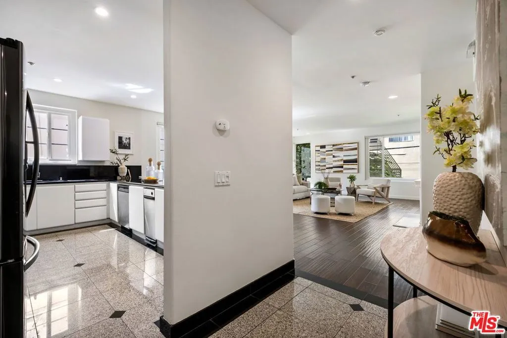 Beverly Hills, California 90211, United States, 2 Bedrooms Bedrooms, ,3 BathroomsBathrooms,Residential,Active,98607