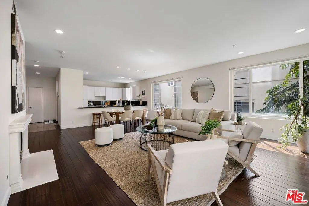 Beverly Hills, California 90211, United States, 2 Bedrooms Bedrooms, ,3 BathroomsBathrooms,Residential,Active,98607