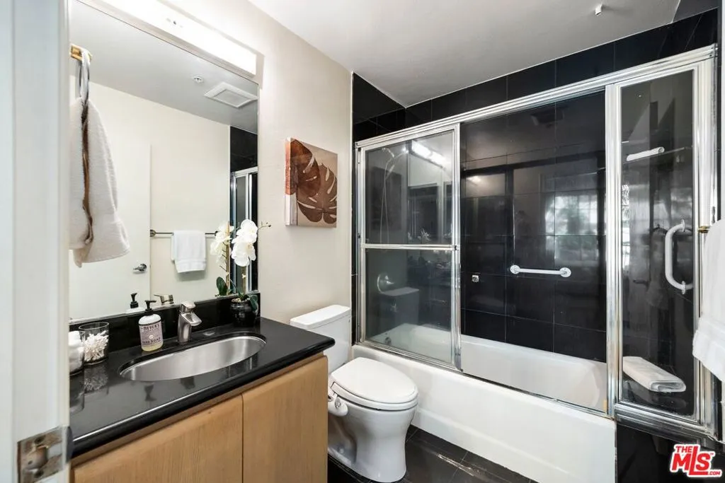 Beverly Hills, California 90211, United States, 2 Bedrooms Bedrooms, ,3 BathroomsBathrooms,Residential,Active,98607