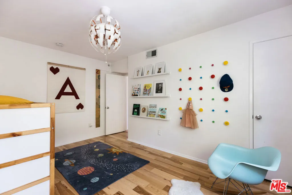 Encino, California 91436, United States, 4 Bedrooms Bedrooms, ,3 BathroomsBathrooms,Residential,Pending,134273