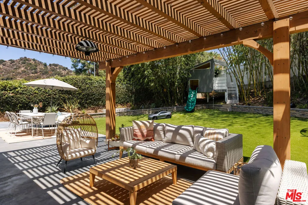 Encino, California 91436, United States, 4 Bedrooms Bedrooms, ,3 BathroomsBathrooms,Residential,Pending,134273