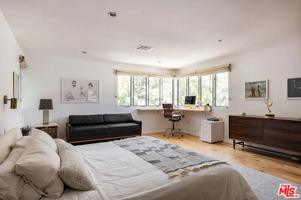 Encino, California 91436, United States, 4 Bedrooms Bedrooms, ,3 BathroomsBathrooms,Residential,Pending,134273