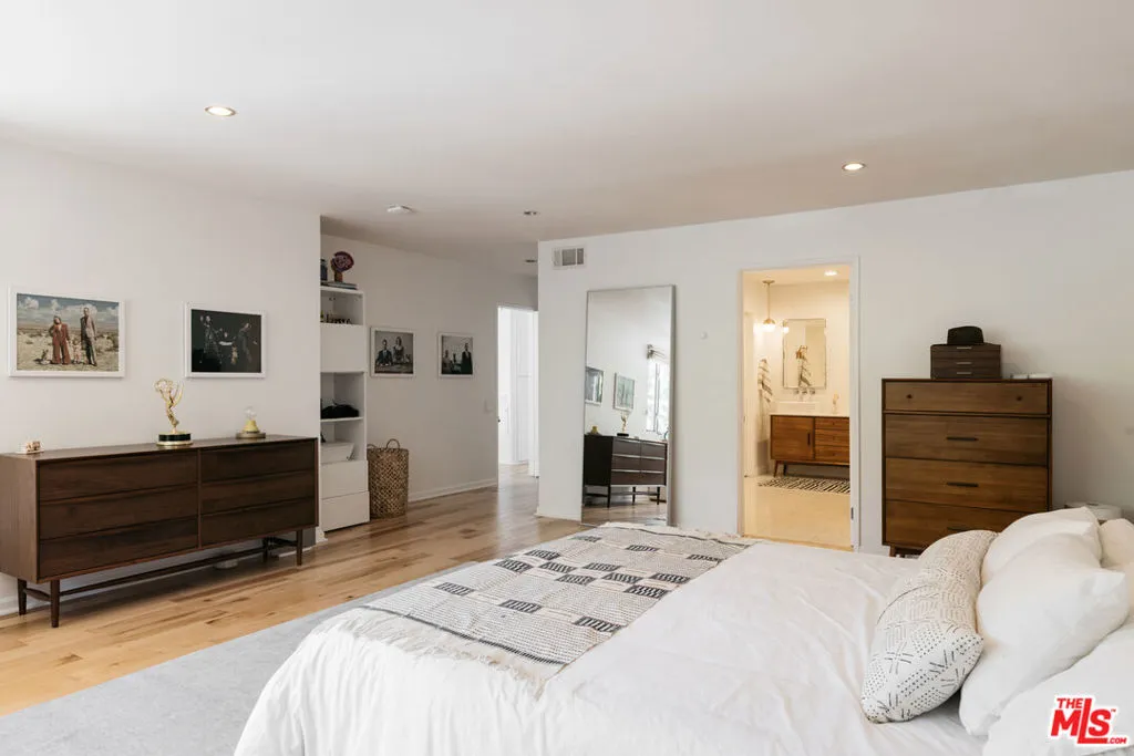 Encino, California 91436, United States, 4 Bedrooms Bedrooms, ,3 BathroomsBathrooms,Residential,Pending,134273