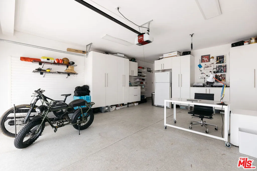 Encino, California 91436, United States, 4 Bedrooms Bedrooms, ,3 BathroomsBathrooms,Residential,Pending,134273