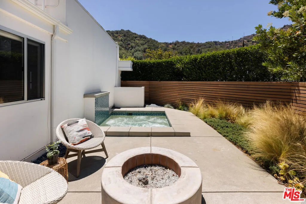 Encino, California 91436, United States, 4 Bedrooms Bedrooms, ,3 BathroomsBathrooms,Residential,Pending,134273