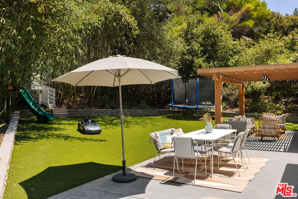 Encino, California 91436, United States, 4 Bedrooms Bedrooms, ,3 BathroomsBathrooms,Residential,Pending,134273