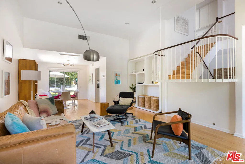 Encino, California 91436, United States, 4 Bedrooms Bedrooms, ,3 BathroomsBathrooms,Residential,Pending,134273