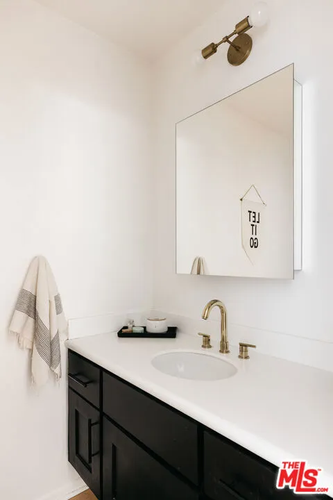 Encino, California 91436, United States, 4 Bedrooms Bedrooms, ,3 BathroomsBathrooms,Residential,Pending,134273