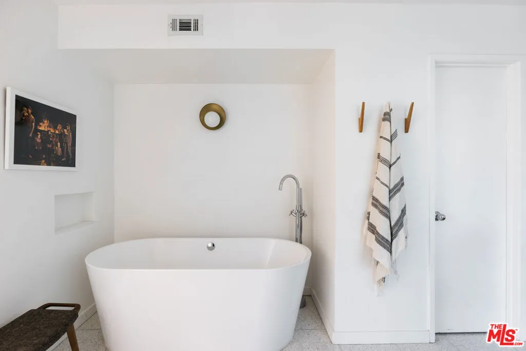 Encino, California 91436, United States, 4 Bedrooms Bedrooms, ,3 BathroomsBathrooms,Residential,Pending,134273