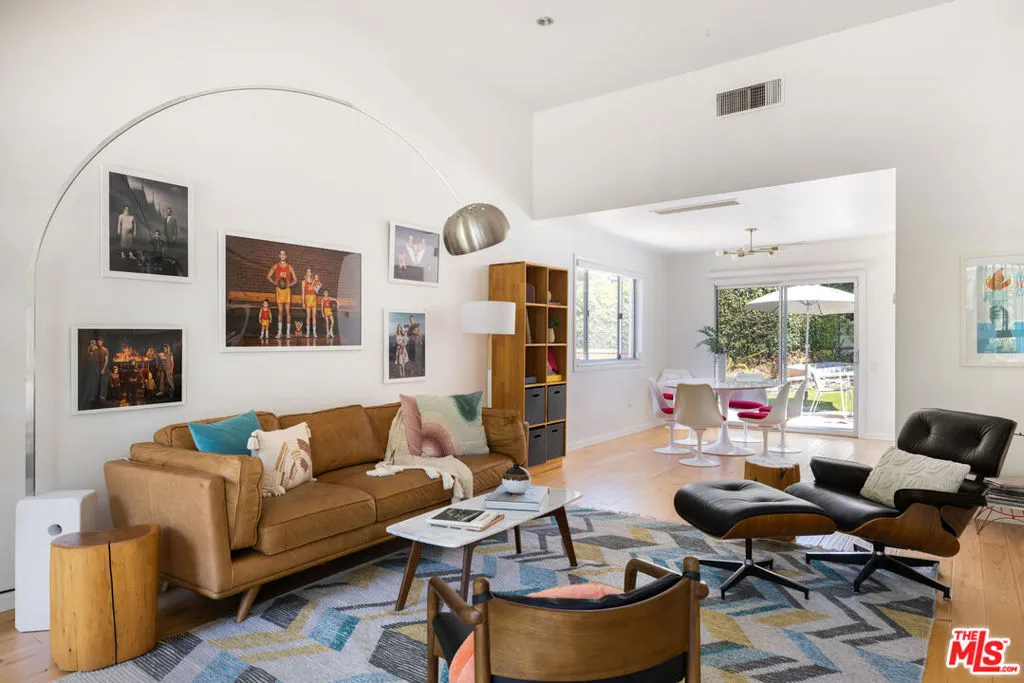 Encino, California 91436, United States, 4 Bedrooms Bedrooms, ,3 BathroomsBathrooms,Residential,Pending,134273