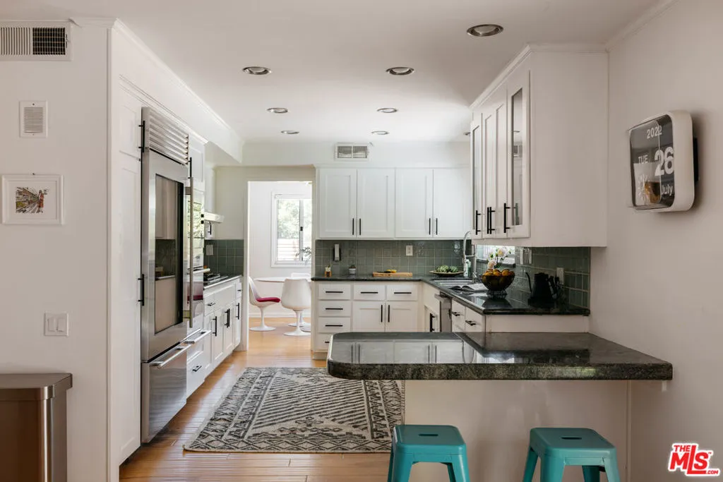 Encino, California 91436, United States, 4 Bedrooms Bedrooms, ,3 BathroomsBathrooms,Residential,Pending,134273