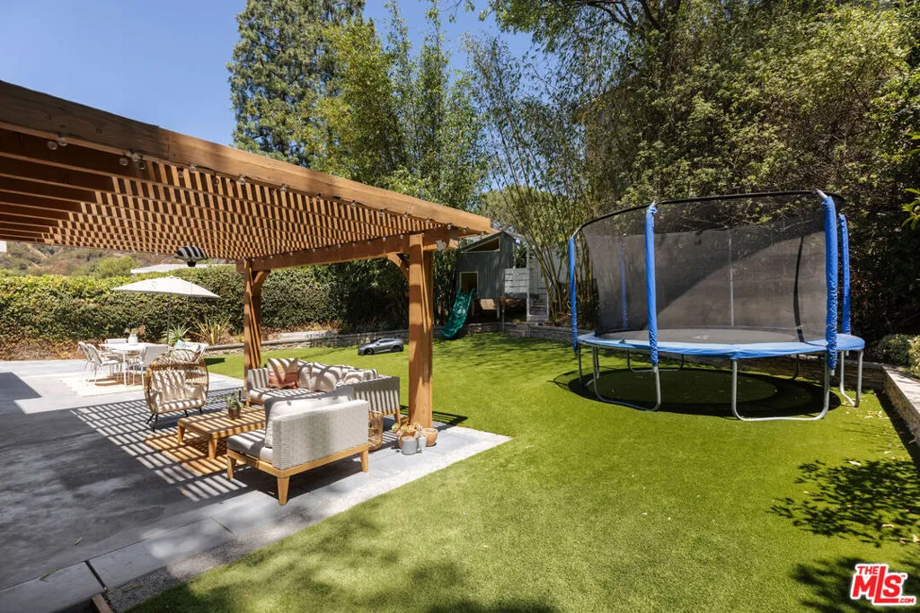 Encino, California 91436, United States, 4 Bedrooms Bedrooms, ,3 BathroomsBathrooms,Residential,Pending,134273