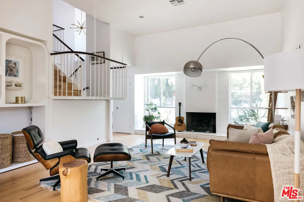 Encino, California 91436, United States, 4 Bedrooms Bedrooms, ,3 BathroomsBathrooms,Residential,Pending,134273