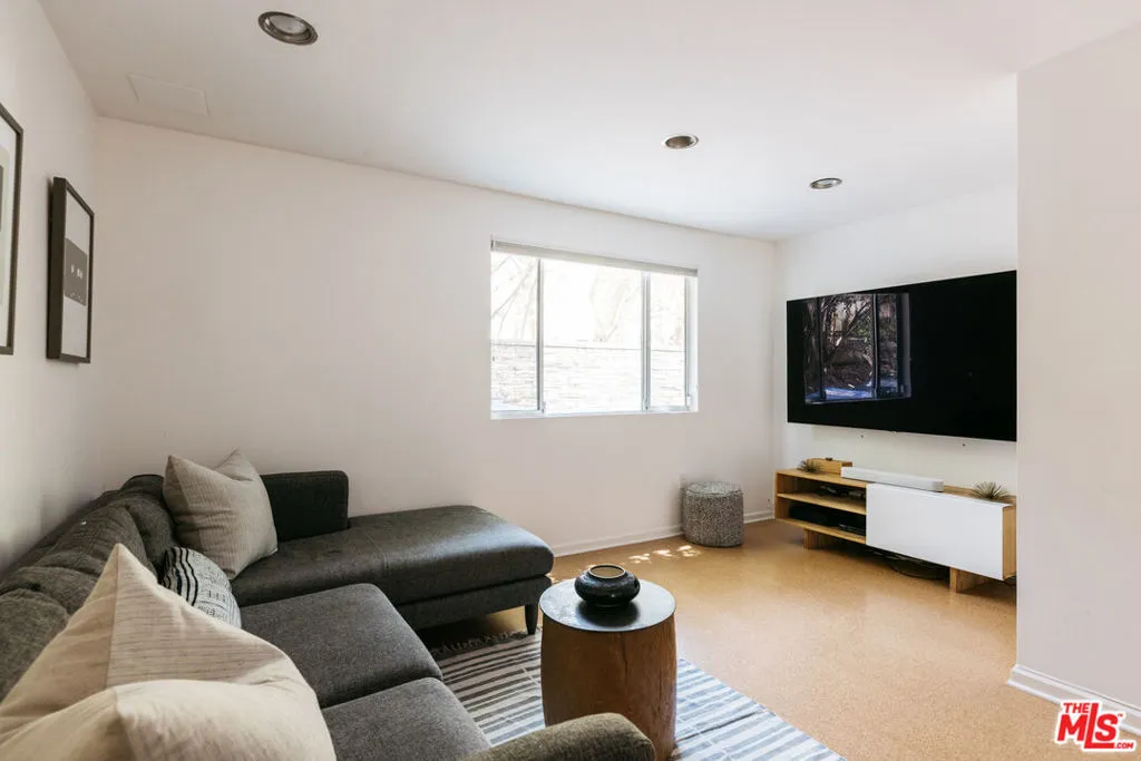 Encino, California 91436, United States, 4 Bedrooms Bedrooms, ,3 BathroomsBathrooms,Residential,Pending,134273