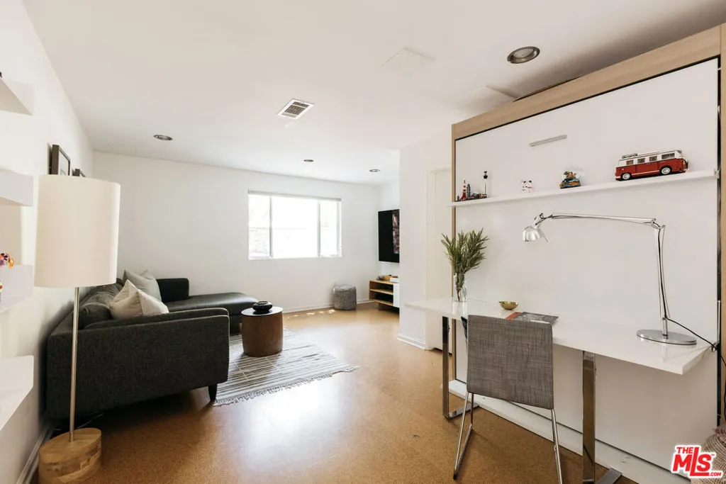 Encino, California 91436, United States, 4 Bedrooms Bedrooms, ,3 BathroomsBathrooms,Residential,Pending,134273