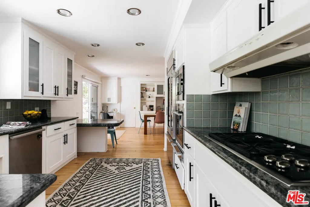 Encino, California 91436, United States, 4 Bedrooms Bedrooms, ,3 BathroomsBathrooms,Residential,Pending,134273