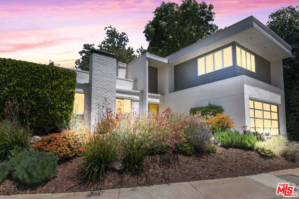 Encino, California 91436, United States, 4 Bedrooms Bedrooms, ,3 BathroomsBathrooms,Residential,Pending,134273