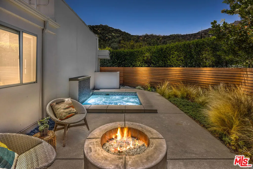 Encino, California 91436, United States, 4 Bedrooms Bedrooms, ,3 BathroomsBathrooms,Residential,Pending,134273