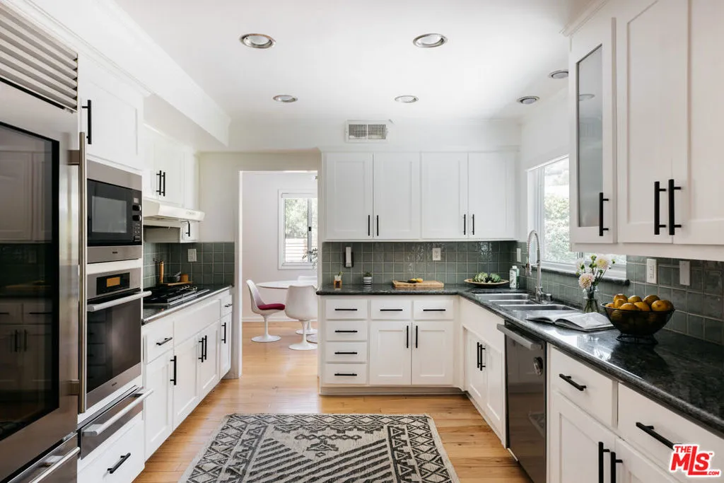 Encino, California 91436, United States, 4 Bedrooms Bedrooms, ,3 BathroomsBathrooms,Residential,Pending,134273