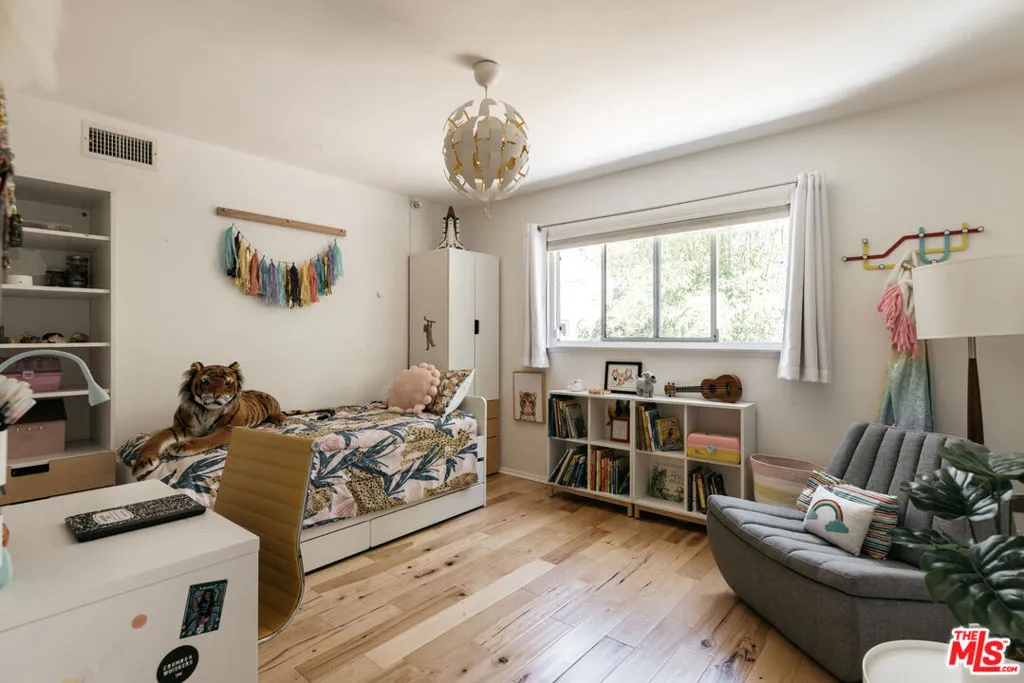 Encino, California 91436, United States, 4 Bedrooms Bedrooms, ,3 BathroomsBathrooms,Residential,Pending,134273