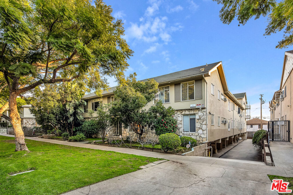 8218 De Longpre Avenue