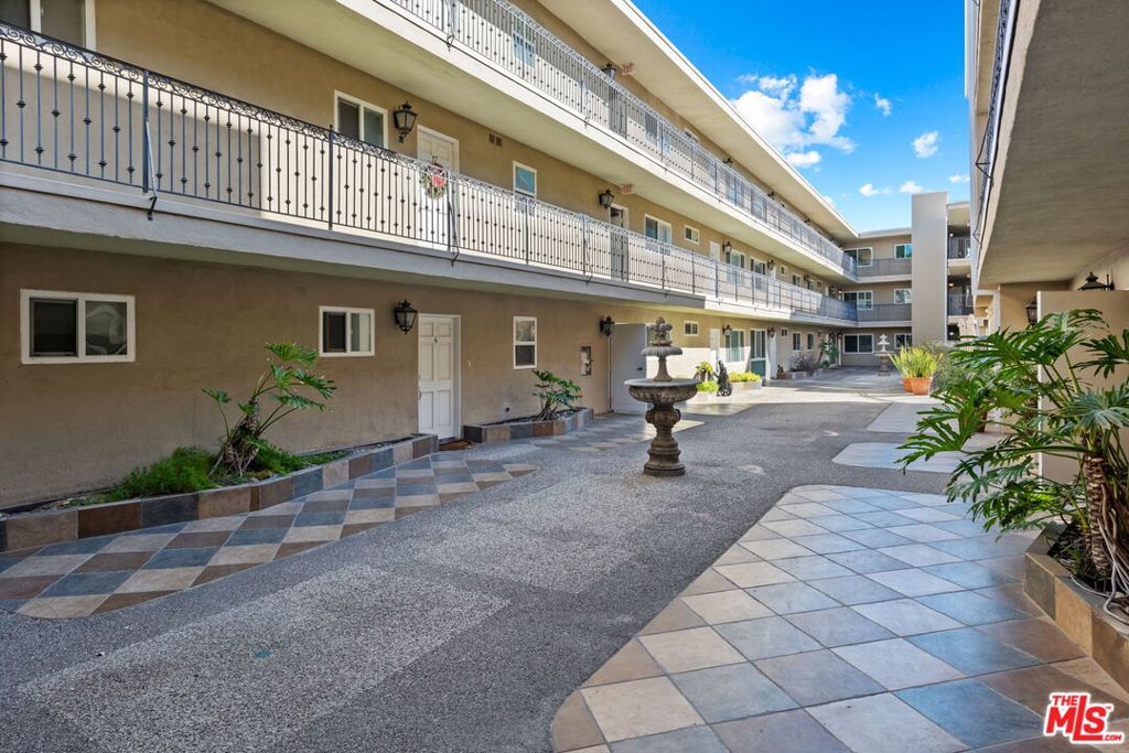 Properties 4 11646 Chenault Street 2