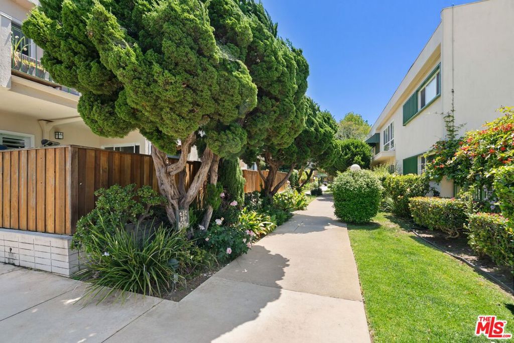 Properties 2 11121 Queensland Street D31