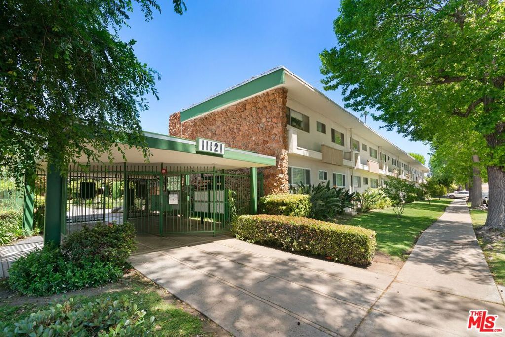 Properties 1 11121 Queensland Street D31