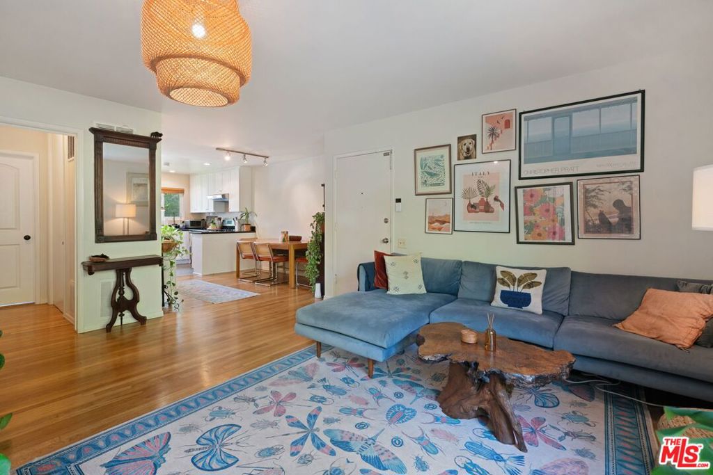 Properties 3 11121 Queensland Street D31