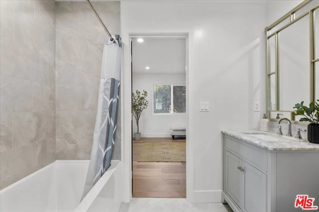 Woodland Hills, California 91364, United States, 4 Bedrooms Bedrooms, ,4 BathroomsBathrooms,Residential,Pending,15920