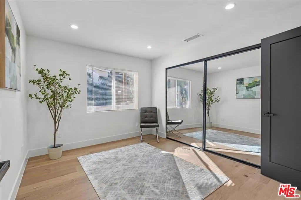 Woodland Hills, California 91364, United States, 4 Bedrooms Bedrooms, ,4 BathroomsBathrooms,Residential,Pending,15920