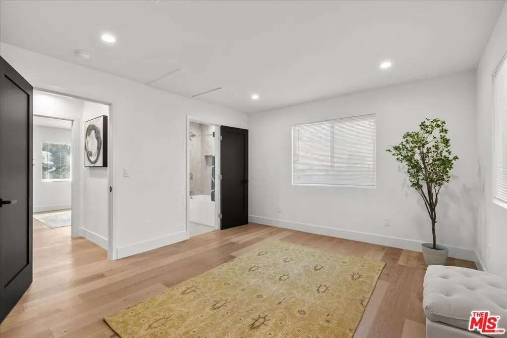 Woodland Hills, California 91364, United States, 4 Bedrooms Bedrooms, ,4 BathroomsBathrooms,Residential,Pending,15920