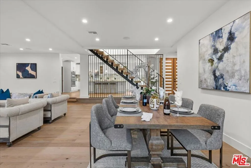 Woodland Hills, California 91364, United States, 4 Bedrooms Bedrooms, ,4 BathroomsBathrooms,Residential,Pending,15920