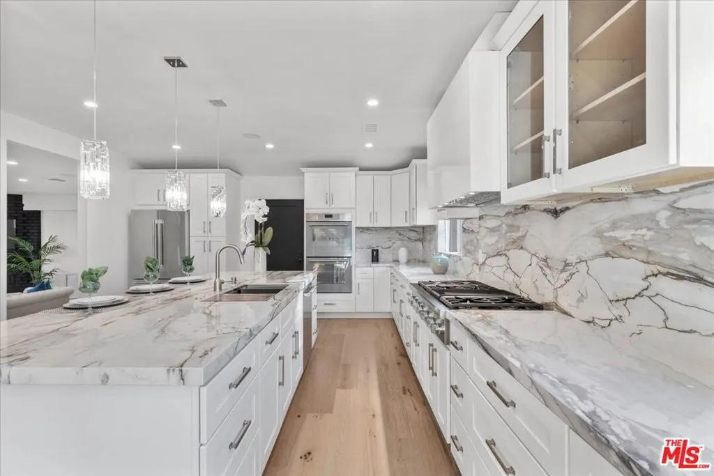 Woodland Hills, California 91364, United States, 4 Bedrooms Bedrooms, ,4 BathroomsBathrooms,Residential,Pending,15920