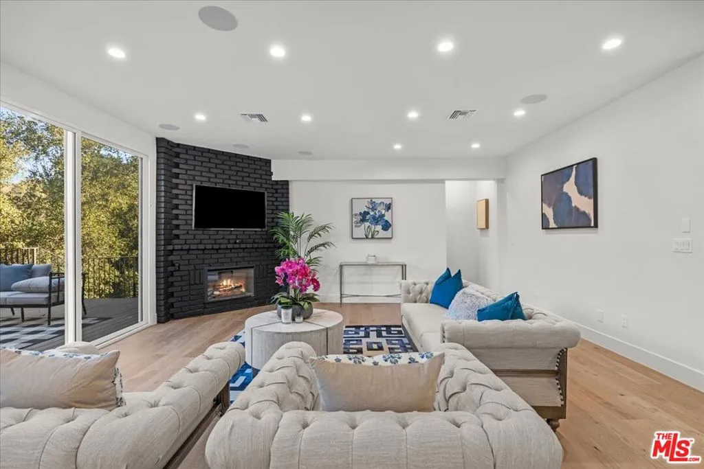 Woodland Hills, California 91364, United States, 4 Bedrooms Bedrooms, ,4 BathroomsBathrooms,Residential,Pending,15920