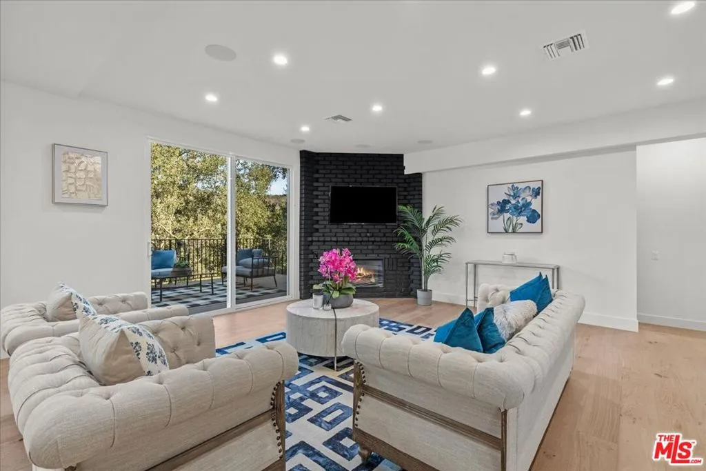 Woodland Hills, California 91364, United States, 4 Bedrooms Bedrooms, ,4 BathroomsBathrooms,Residential,Pending,15920