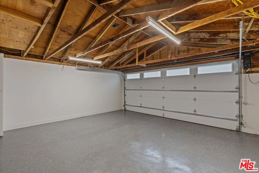 Woodland Hills, California 91364, United States, 4 Bedrooms Bedrooms, ,4 BathroomsBathrooms,Residential,Pending,15920