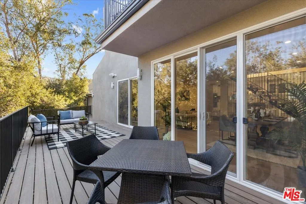 Woodland Hills, California 91364, United States, 4 Bedrooms Bedrooms, ,4 BathroomsBathrooms,Residential,Pending,15920