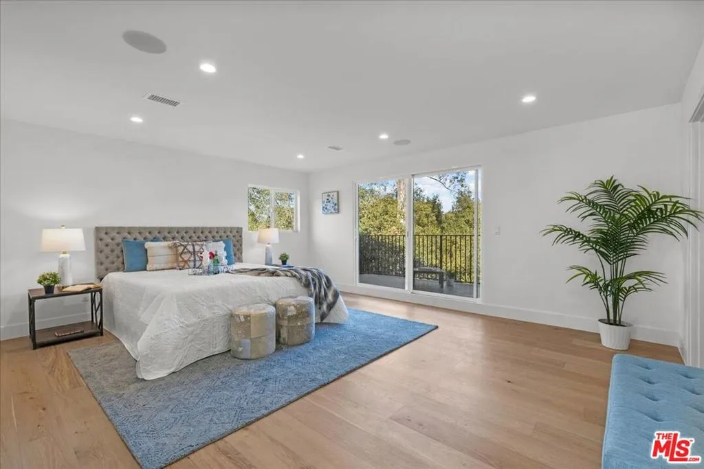 Woodland Hills, California 91364, United States, 4 Bedrooms Bedrooms, ,4 BathroomsBathrooms,Residential,Pending,15920