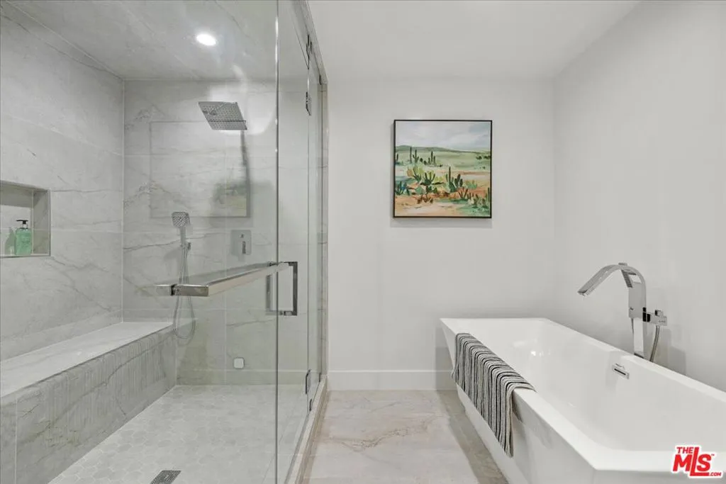 Woodland Hills, California 91364, United States, 4 Bedrooms Bedrooms, ,4 BathroomsBathrooms,Residential,Pending,15920