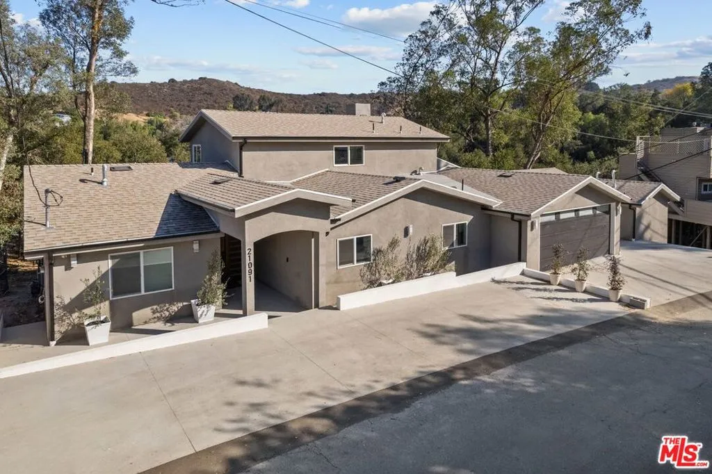 Woodland Hills, California 91364, United States, 4 Bedrooms Bedrooms, ,4 BathroomsBathrooms,Residential,Pending,15920