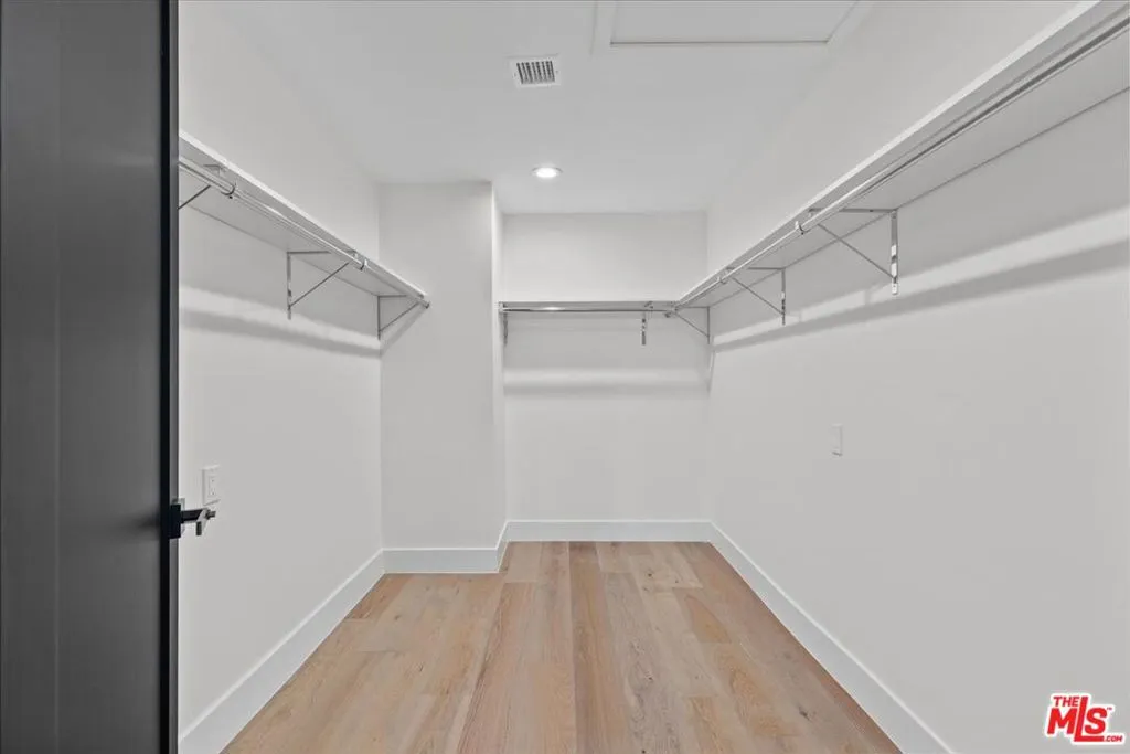 Woodland Hills, California 91364, United States, 4 Bedrooms Bedrooms, ,4 BathroomsBathrooms,Residential,Pending,15920