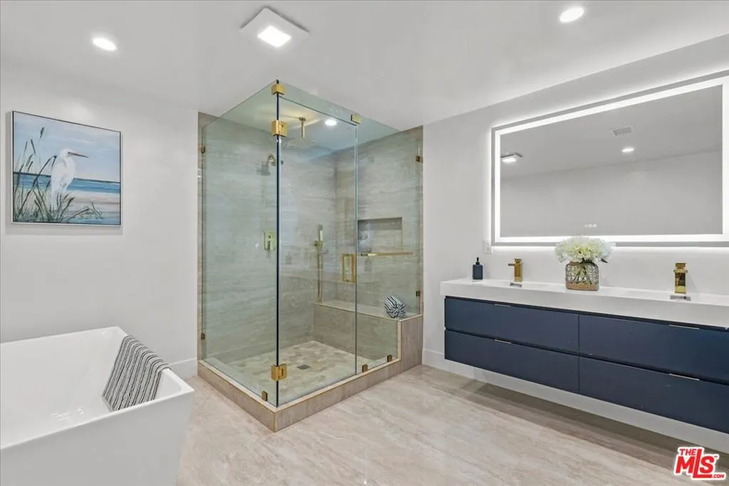 Woodland Hills, California 91364, United States, 4 Bedrooms Bedrooms, ,4 BathroomsBathrooms,Residential,Pending,15920