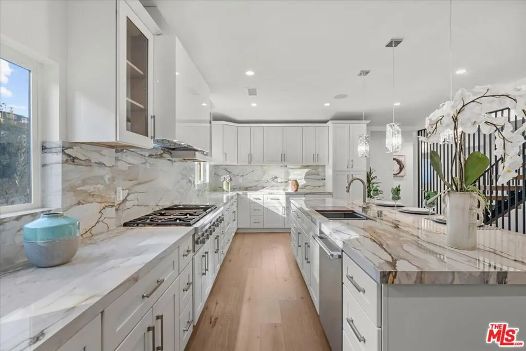 Woodland Hills, California 91364, United States, 4 Bedrooms Bedrooms, ,4 BathroomsBathrooms,Residential,Pending,15920