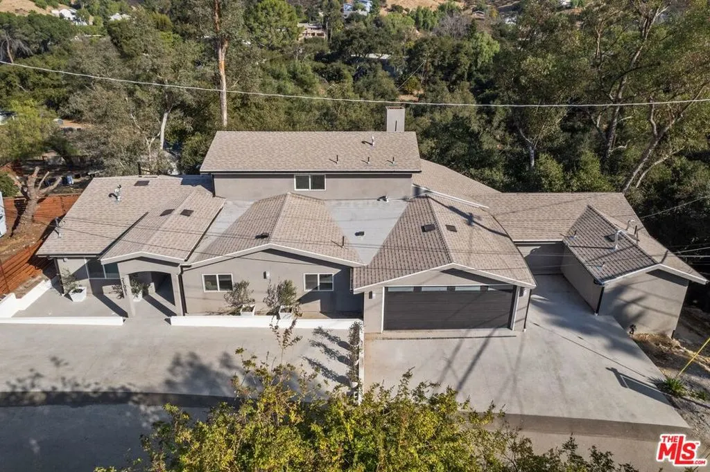 Woodland Hills, California 91364, United States, 4 Bedrooms Bedrooms, ,4 BathroomsBathrooms,Residential,Pending,15920