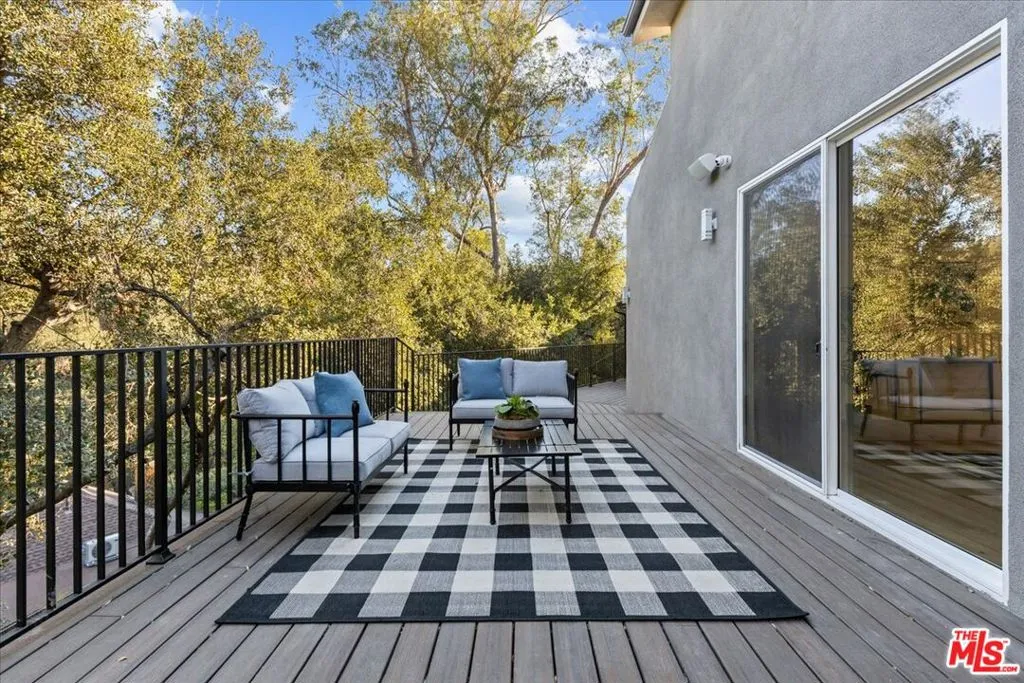 Woodland Hills, California 91364, United States, 4 Bedrooms Bedrooms, ,4 BathroomsBathrooms,Residential,Pending,15920